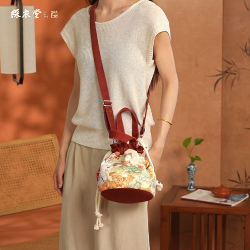 彩衣堂夕米木子国风新年抽绳束口袋手提拎遛弯斜挎水桶领证包礼物,淘宝优惠券,粉丝福利购,淘宝优惠卷