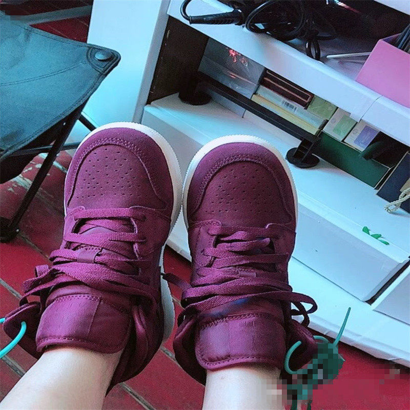 Air Jordan 1 Mid AJ1 GS 中帮复古酒红色休闲篮球鞋 554725-625,淘宝优惠券,粉丝福利购,淘宝优惠卷