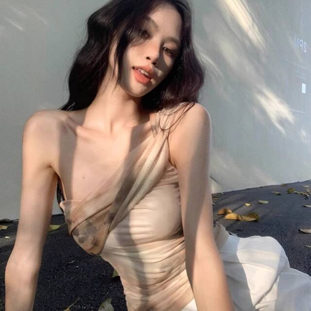 ຕາຫນ່າງ slanted shoulder vest suspender ຂອງແມ່ຍິງ summer ການອອກແບບ niche ຮ້ອນສາວ slimming pleated ດ້ານເທິງສັ້ນ