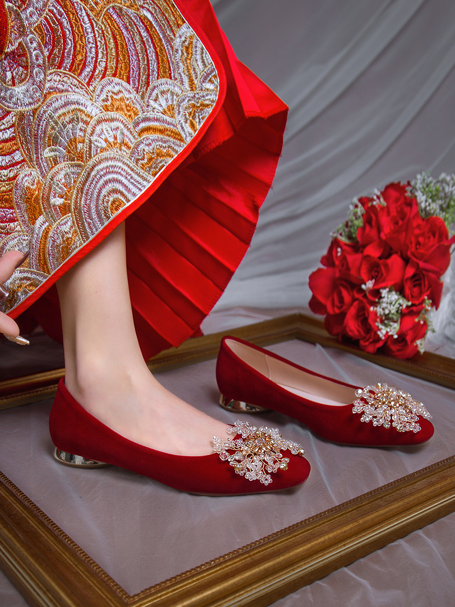 红色秀禾服婚鞋女秋季新款中式平底新娘鞋不累脚孕妇订婚敬酒单鞋
