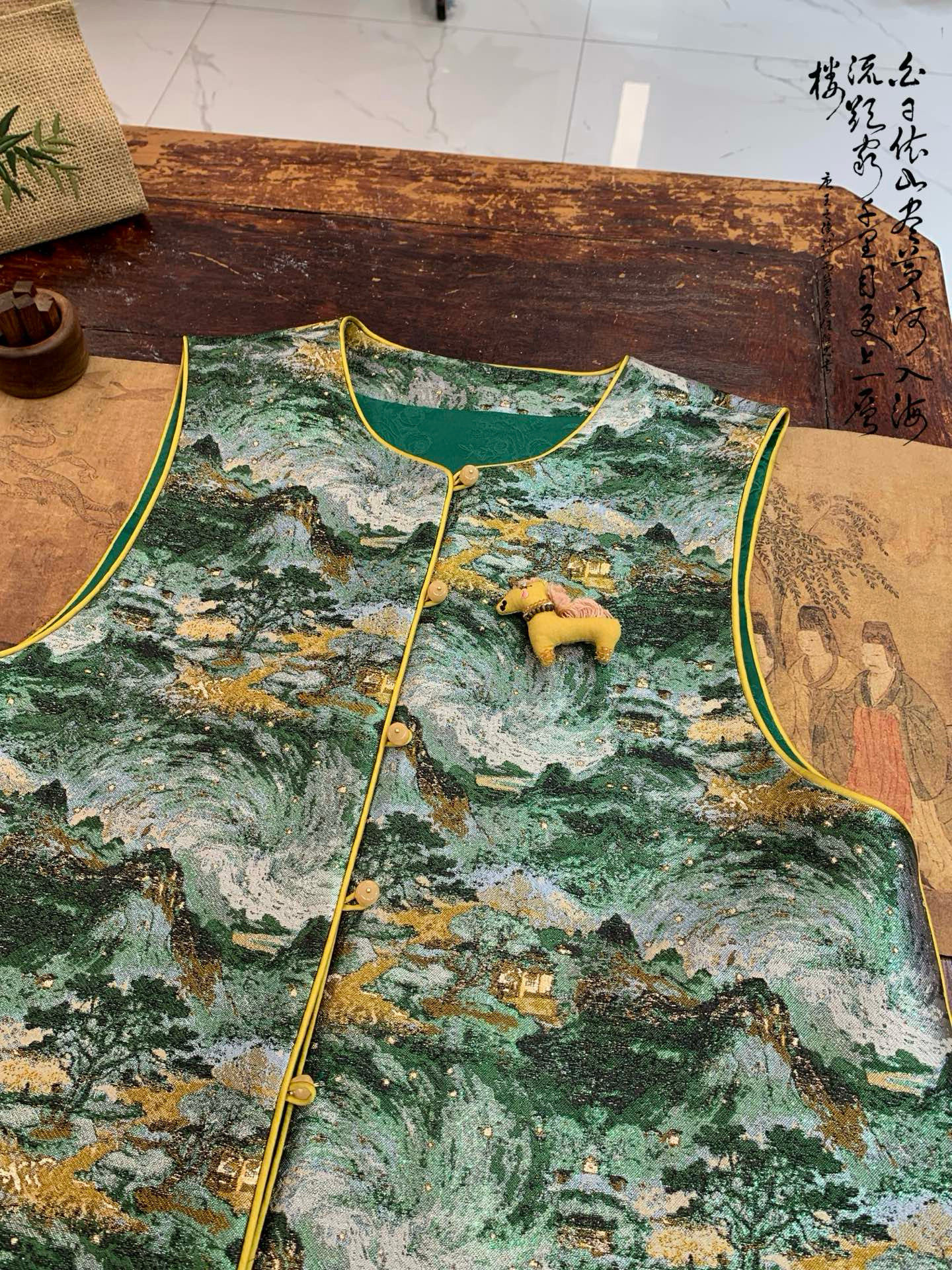 2026春季新款蓝色刺绣缎面新中式马甲女气质百搭坎肩盘扣国风上衣,淘宝优惠券,粉丝福利购,淘宝优惠卷