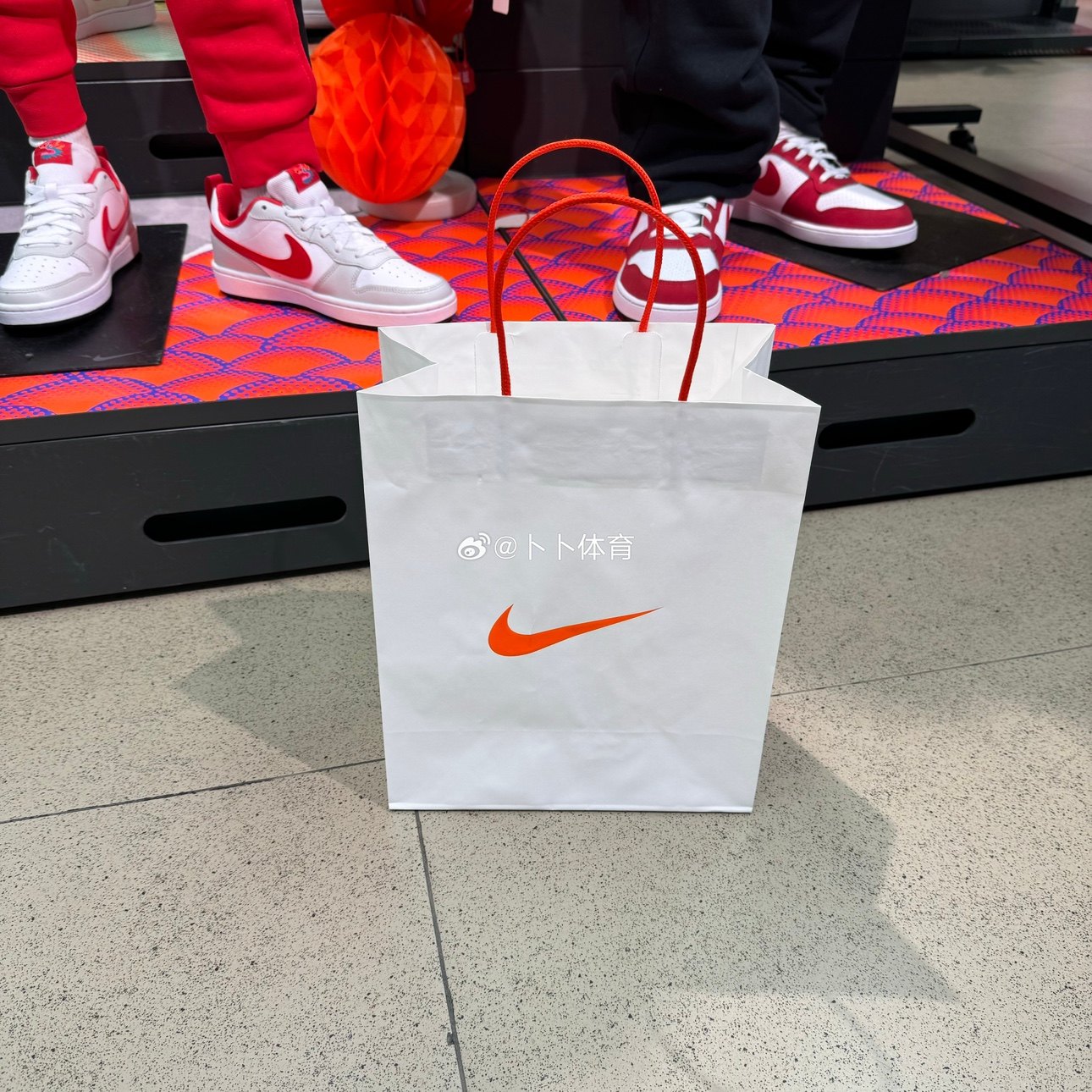 Nike/耐克 直营店专柜购物纸袋大LOGO白牛皮纸袋橘绳礼品袋手提袋,淘宝优惠券,粉丝福利购,淘宝优惠卷