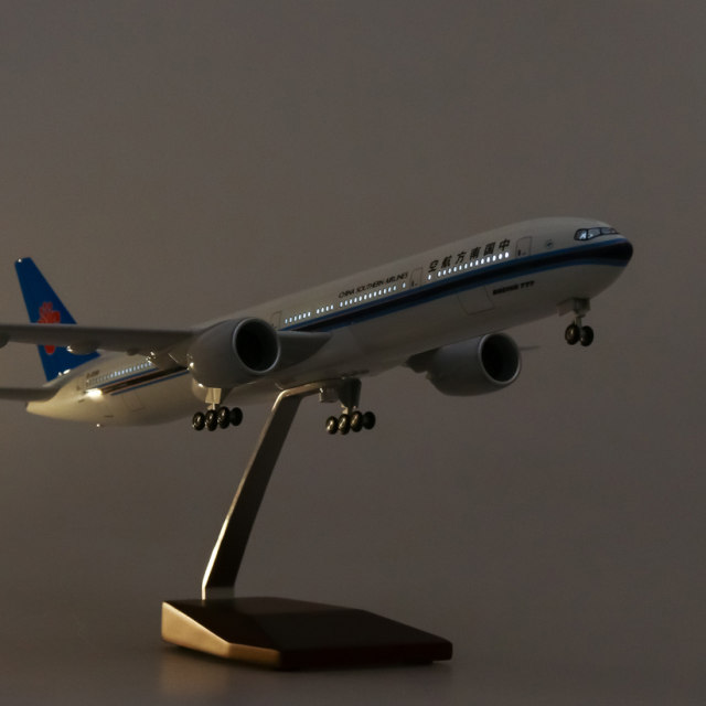 China Southern Airlines aircraft model 737787 passenger plane with wheels
