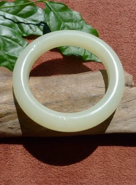 正宗鸡油黄女士玉镯子若羌料老坑