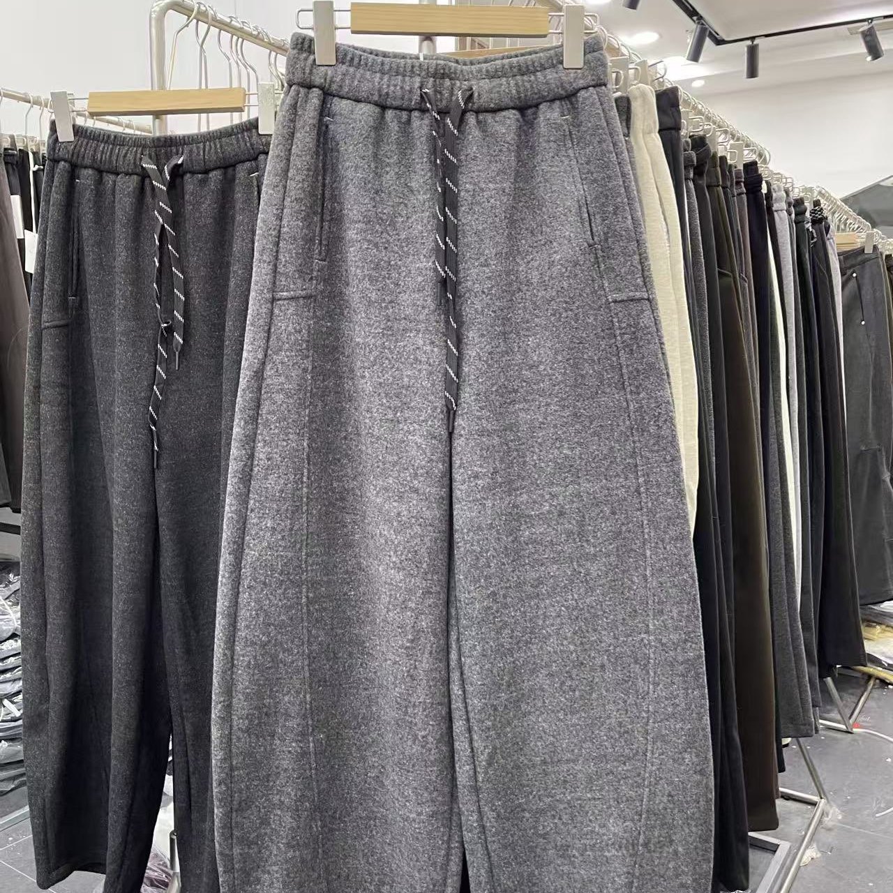 奶芙绒阔腿裤女冬季新款松紧腰抽绳宽松显瘦百搭休闲弯刀裤特0.8 - 图3