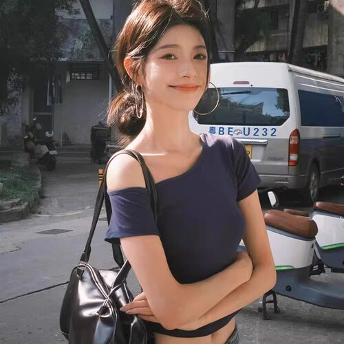 美式辣妹斜肩短袖t恤女夏季新款露肩设计感小众修身短款纯欲上衣 - 图0