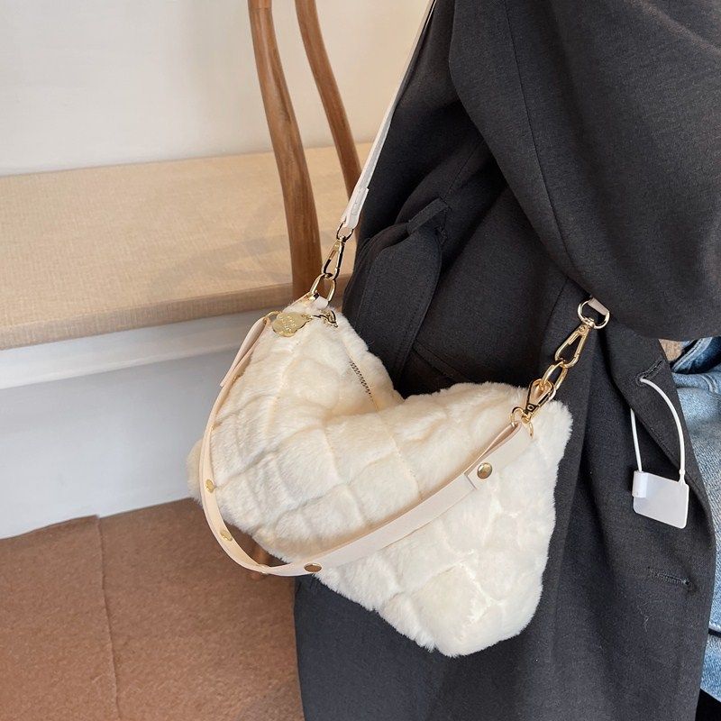 秋冬季2021新款小众百搭毛毛包包 雅莱仕女士包袋