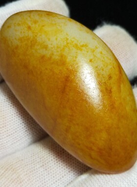 58.9克新疆和田玉籽料原石黄白种天然无修毛孔清晰油润肉细手把件