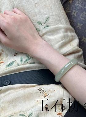 新疆和田玉女款浅绿色青海料玉石手镯冰种晴水青白玉正圈扁条镯子