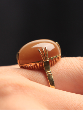 和田玉黄糖玉梵峙圆蛋面戒指