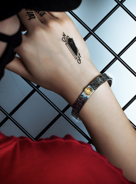 欧美风微笑卡通百搭刻字钛钢手环