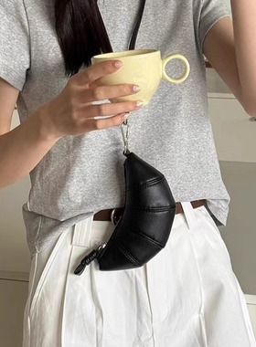 网红爆款时尚设计感小众皮革牛角包挂脖长款挂绳零钱包挂饰毛衣链