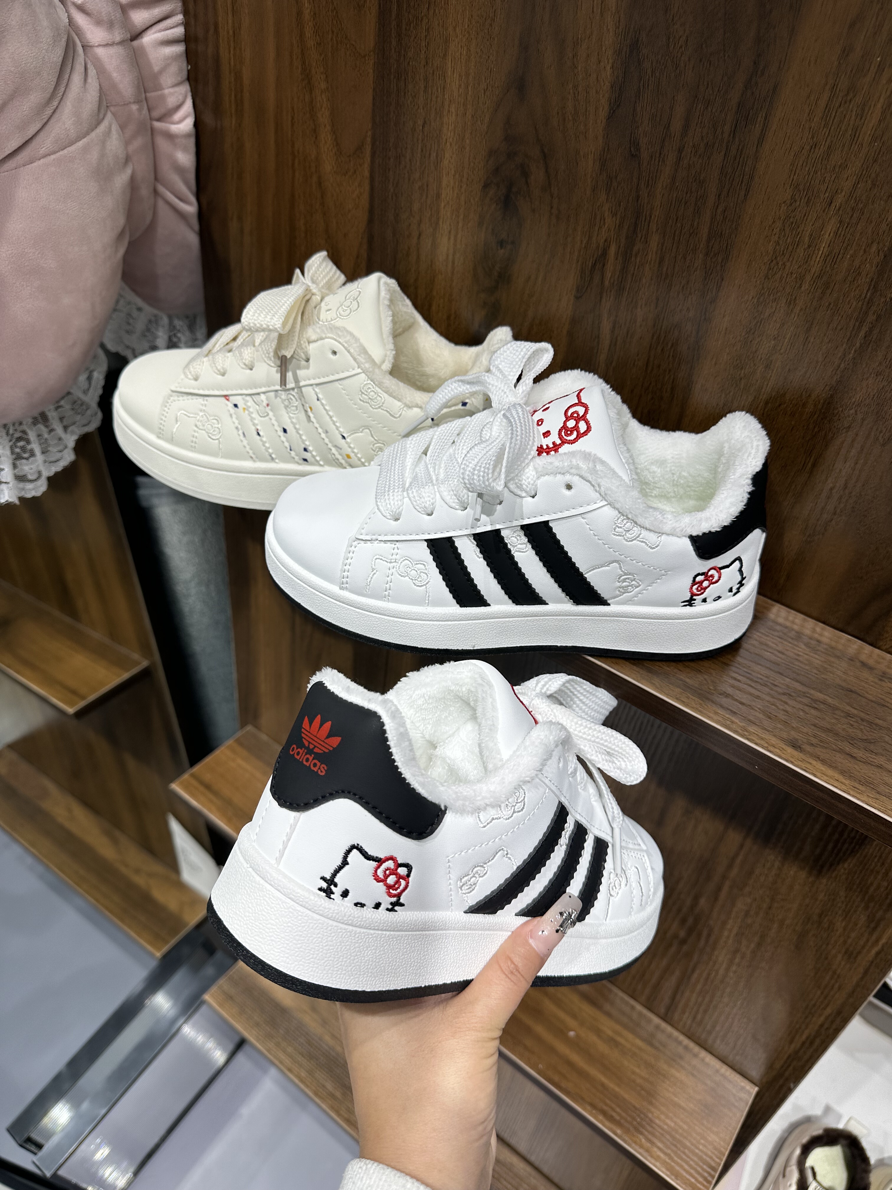 加绒小白鞋港风小众刺绣款面包鞋女ins百搭学生休闲运动板鞋,淘宝优惠券,粉丝福利购,淘宝优惠卷