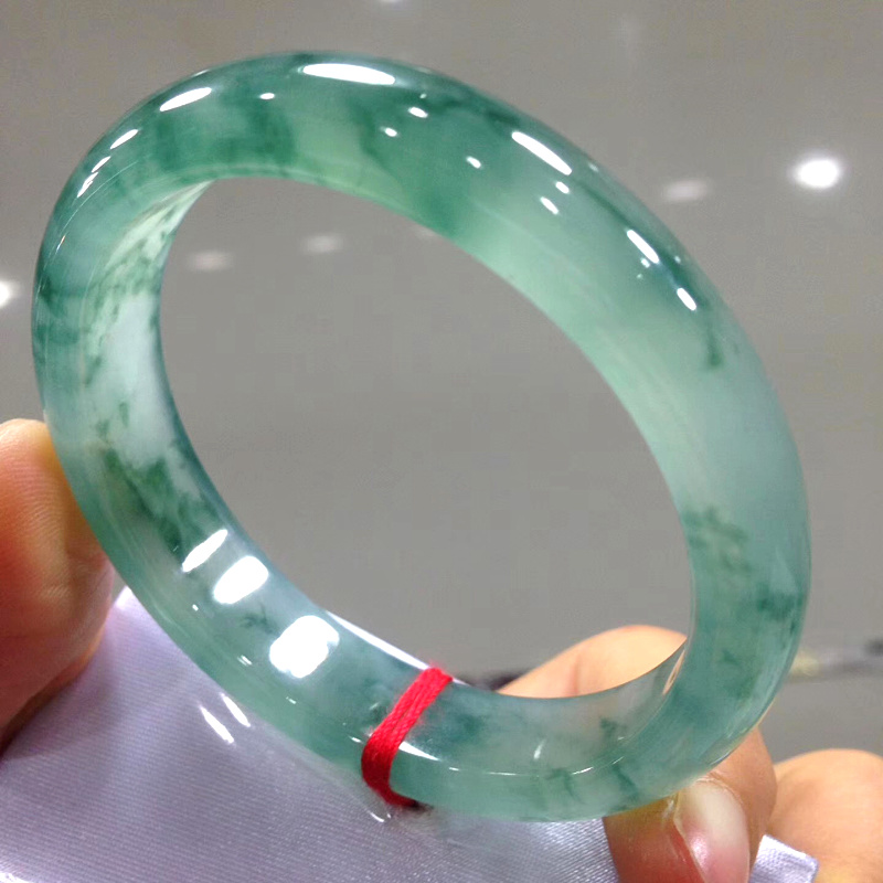 正品 货天然缅甸翡翠老坑冰种圆条手镯飘绿花正圈手镯玉镯子女款 A 正品 货天然缅甸翡翠老坑冰种圆条手镯飘绿花正圈手镯玉镯子女款 A