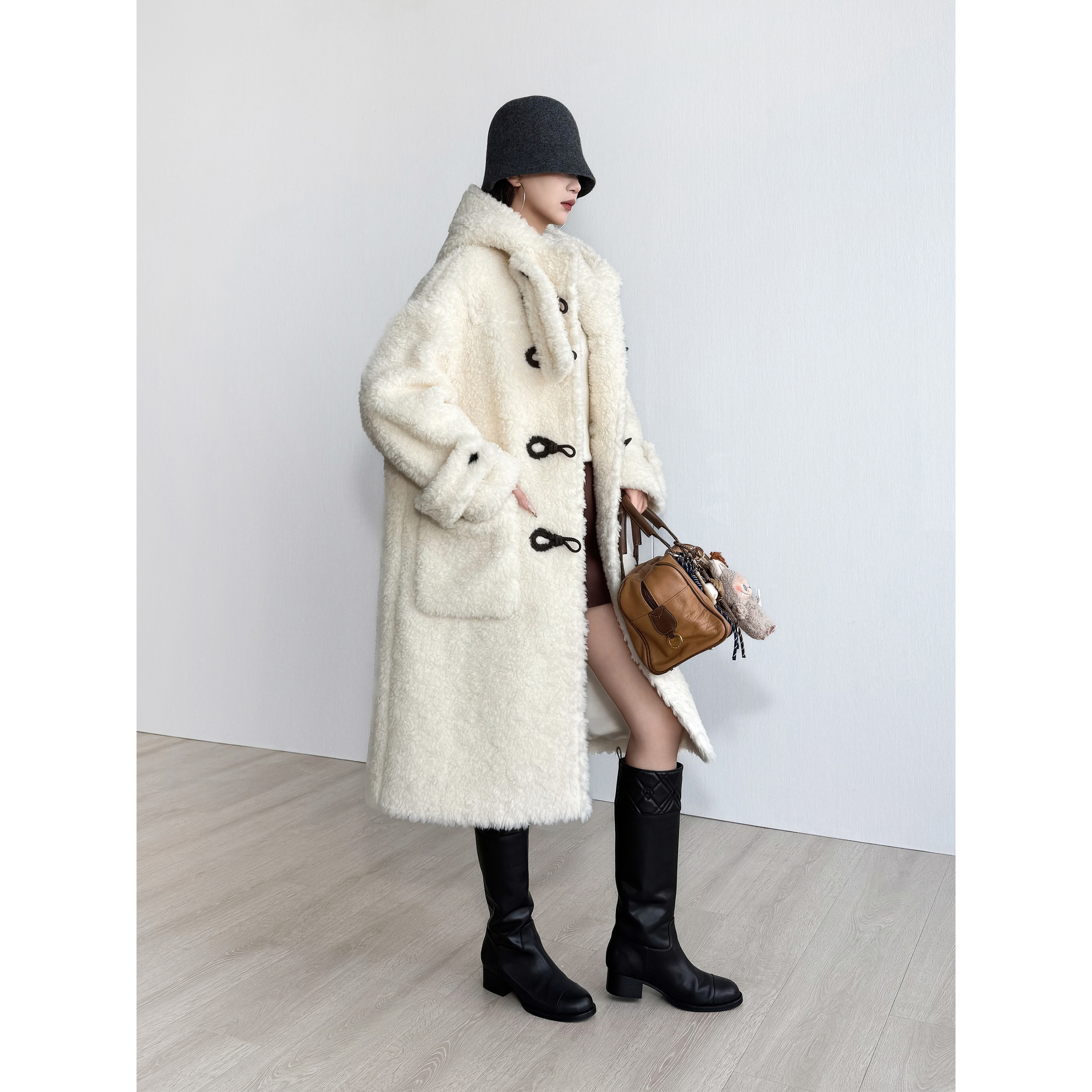 NancyCavally奢级暖冬颗粒肌理羊毛厚绒皮草牛角扣泰迪长款大衣 - 图2