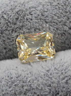 亮黄长方形瑞士钻石鹅黄宝石戒指