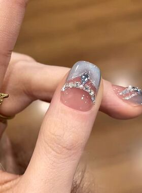 儿童海盐冰晶清冷高级感穿戴甲冰透玻璃珠水光猫眼爆闪显白美甲