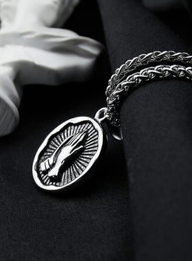 欧美祈祷之手钛钢吊坠毛衣链