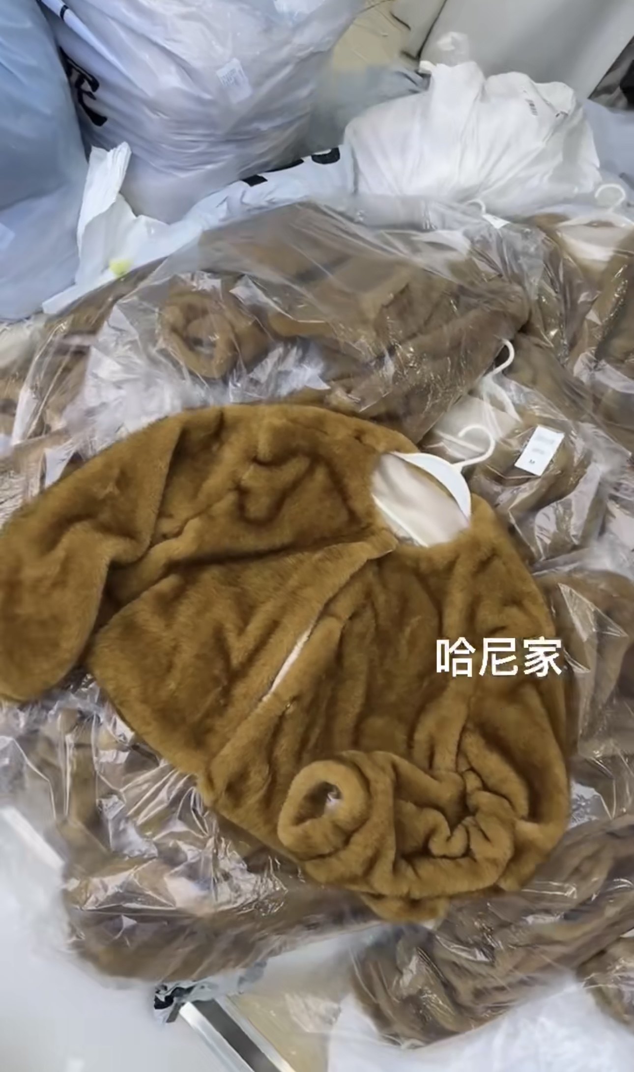 Miss家 2025冬新款高级感圆领仿貂环保短款显瘦保暖宽松毛毛外套,淘宝优惠券,粉丝福利购,淘宝优惠卷