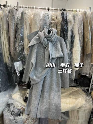 Miss家 2025冬季新款时尚慵懒风毛衣围巾+百搭八分休闲裤三件套 - 图0