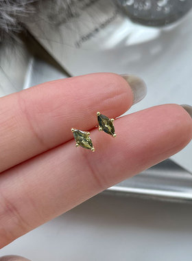 纯银橄榄绿菱形尖晶石小耳钉