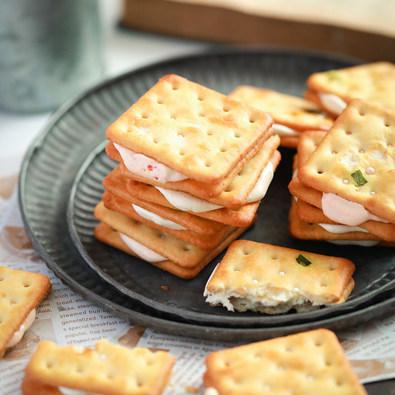 合一口香葱牛轧糖夹心饼干樱花牛乳饼干牛扎手工饼网红零食下午茶 - 图2