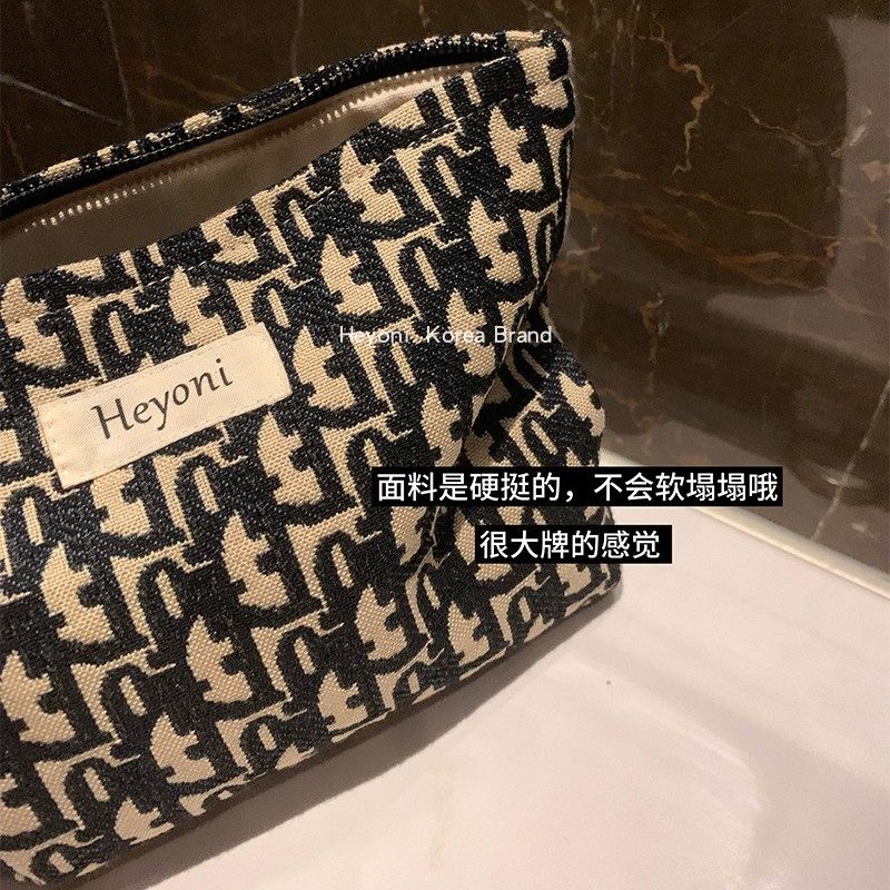 HEYONI欧美高级字母化妆包女小众大容量收纳洗漱手拿包出行便携潮,淘宝优惠券,粉丝福利购,淘宝优惠卷