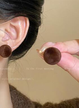 彩色植绒圆球耳钉女款秋冬2025新款复古气质耳环时尚个性港风耳饰