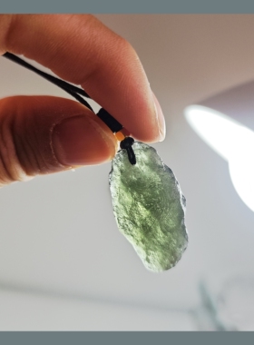 一物一图高端宝石天然捷克玻璃陨石橄榄绿原石片吊坠微晶石项链