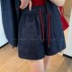 ຊຸດ denim ສີຟ້າເຂັ້ມຂອງແມ່ຍິງ