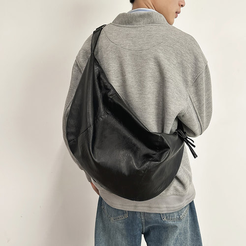 韩系软皮防水饺子包慵懒风单肩斜挎包大容量休闲通勤男女时尚大包 - 图2