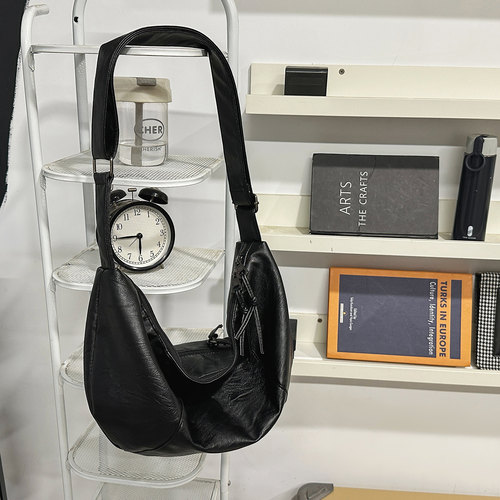 韩系软皮防水饺子包慵懒风单肩斜挎包大容量休闲通勤男女时尚大包 - 图1