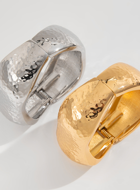 宽版复古凹凸亮面水波纹手镯