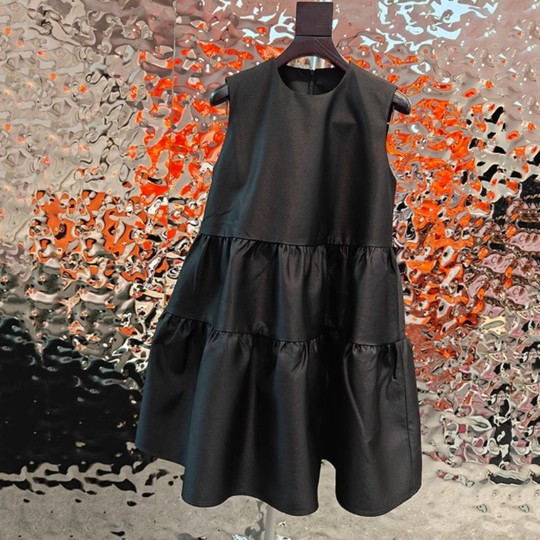 Damenhaftes, einfarbiges, mehrlagiges Retro-Kleid in A-Linie.