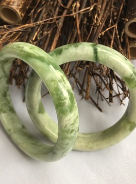 淡绿女款镯子大口径天然岫玉