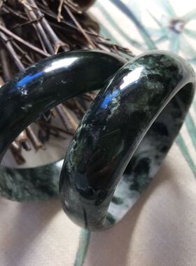 深绿色镯子女款天然岫玉