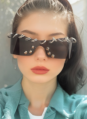 新款跨境欧美赛博铆钉朋克风太阳眼镜曲面屏秀场派对创意舞台宝藏