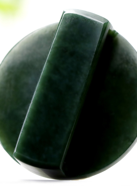 甄选玉料乌黑油亮孔宽4厘米