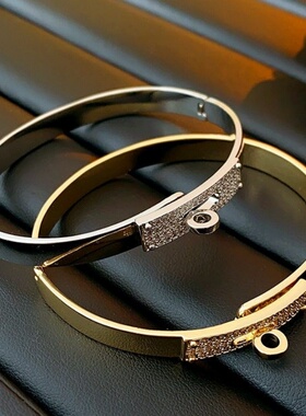 达令 光面素圈亮面手镯 女士金属卡扣手环 2026新款手串 送女朋友