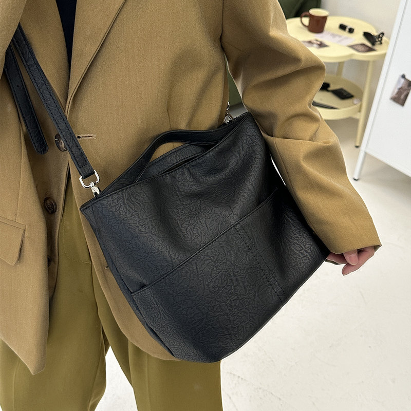 2024小众设计复古油蜡皮手提水桶包女新款高级质感单肩斜挎托特包,淘宝优惠券,粉丝福利购,淘宝优惠卷