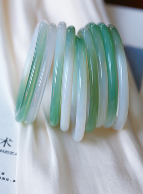 天然苹果绿俏色玛瑙玉髓手镯