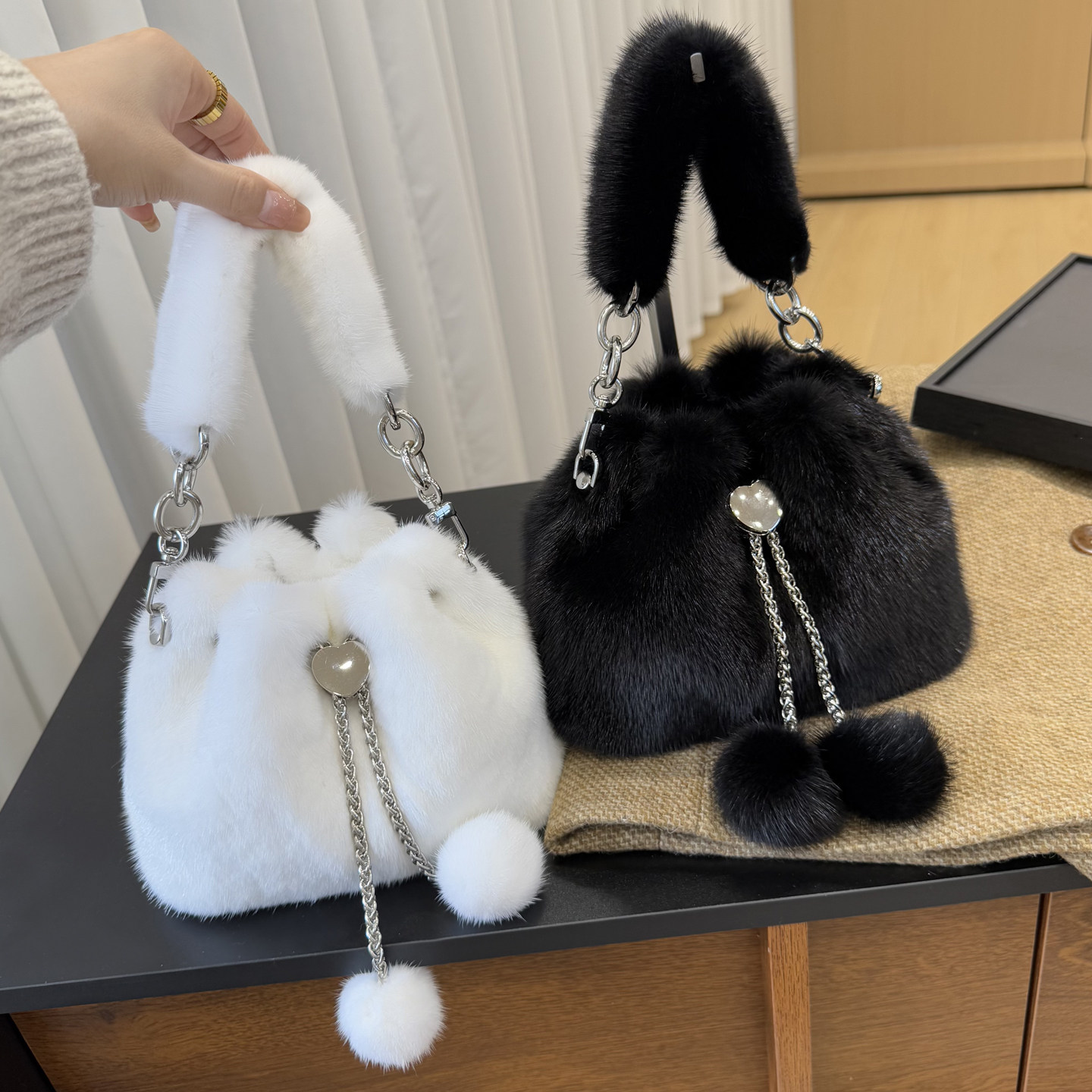 帕斯条水桶包新款进口水貂毛皮草包秋冬百搭手提斜挎可爱毛绒女包,淘宝优惠券,粉丝福利购,淘宝优惠卷