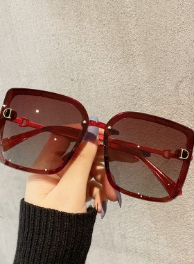 新款方形字母显瘦脸时尚风墨镜