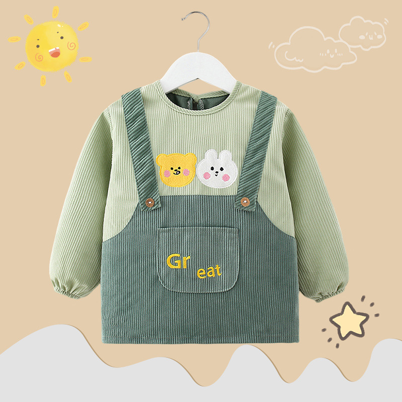 Long-sleeved children's bibs are waterproof and dirt-proof while eating and dressing inside out