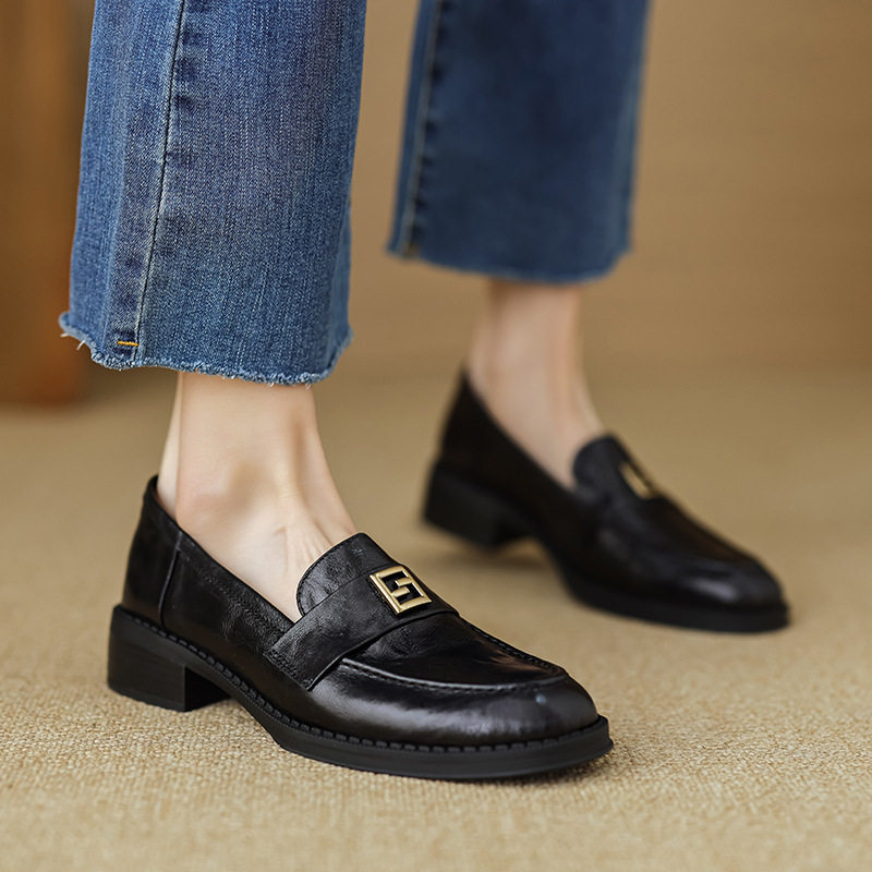 法式复古风褶皱羊皮圆头金属装饰单鞋2024春季新款百搭粗跟乐福鞋,淘宝优惠券,粉丝福利购,淘宝优惠卷