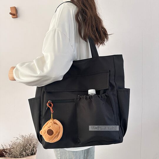 Waterproof, lightweight, multi-pocket large bag can hold a 16-inch computer