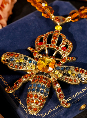 《金冠藏蜜》宫廷风彩色水晶蜻蜓项链女金属镶钻吊坠高级感配饰