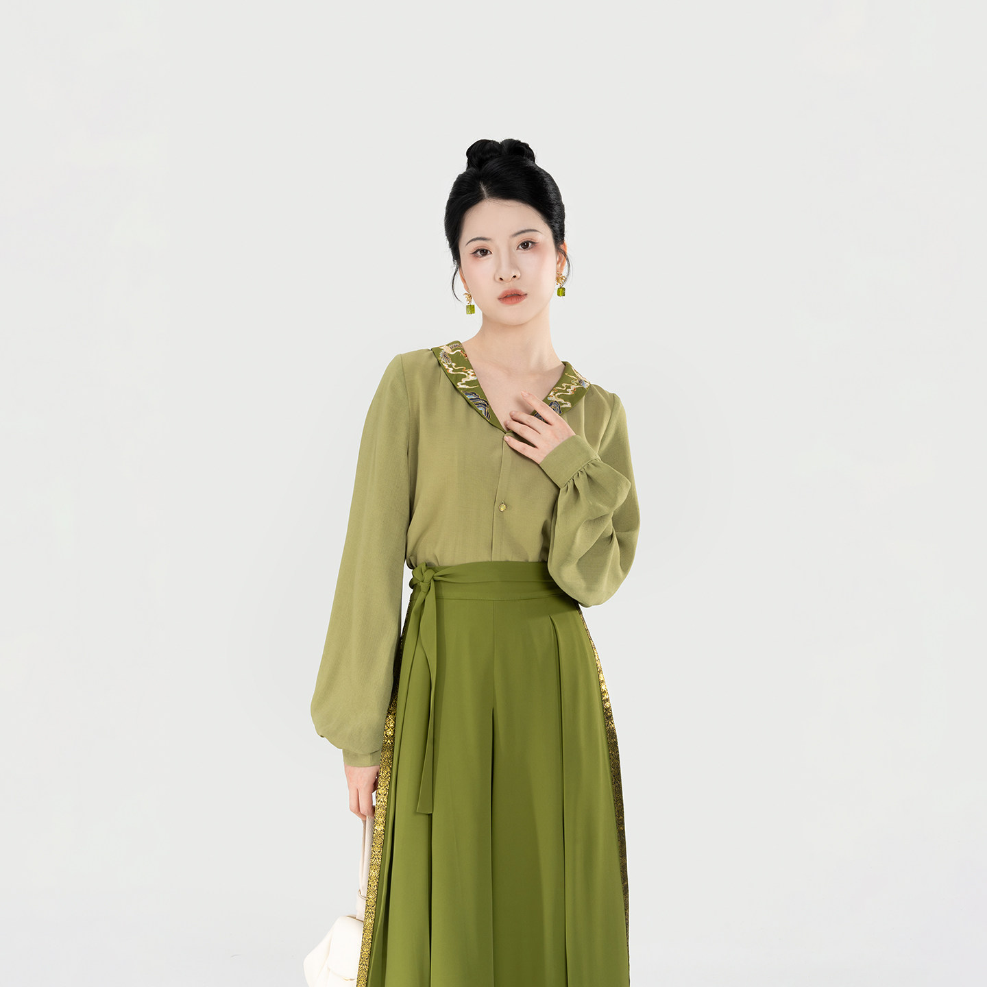 织造司[春苔]绣花v形翻领上衣仿麻灯笼袖衬衫侧褶织金宋裤阔腿裤,淘宝优惠券,粉丝福利购,淘宝优惠卷