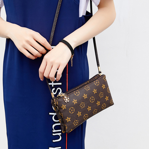 印花手拿包斜挎小包