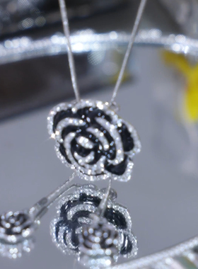 设计感黑色玫瑰花抽拉流苏毛衣链